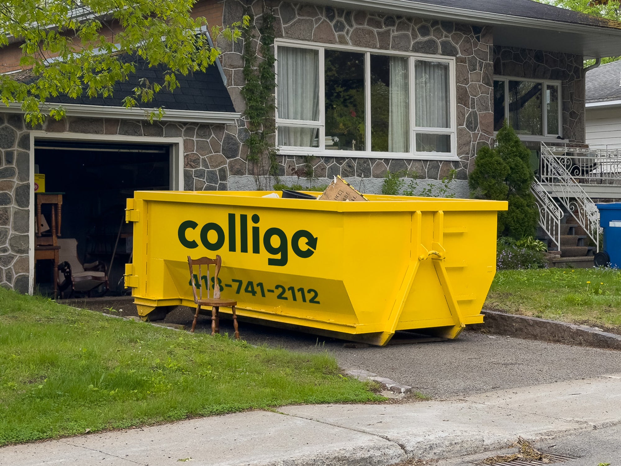 Conteneur Colligo 15 verges cubes devant une maison